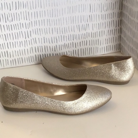Flat gold metallic women’s shoes - Picture 2 of 6